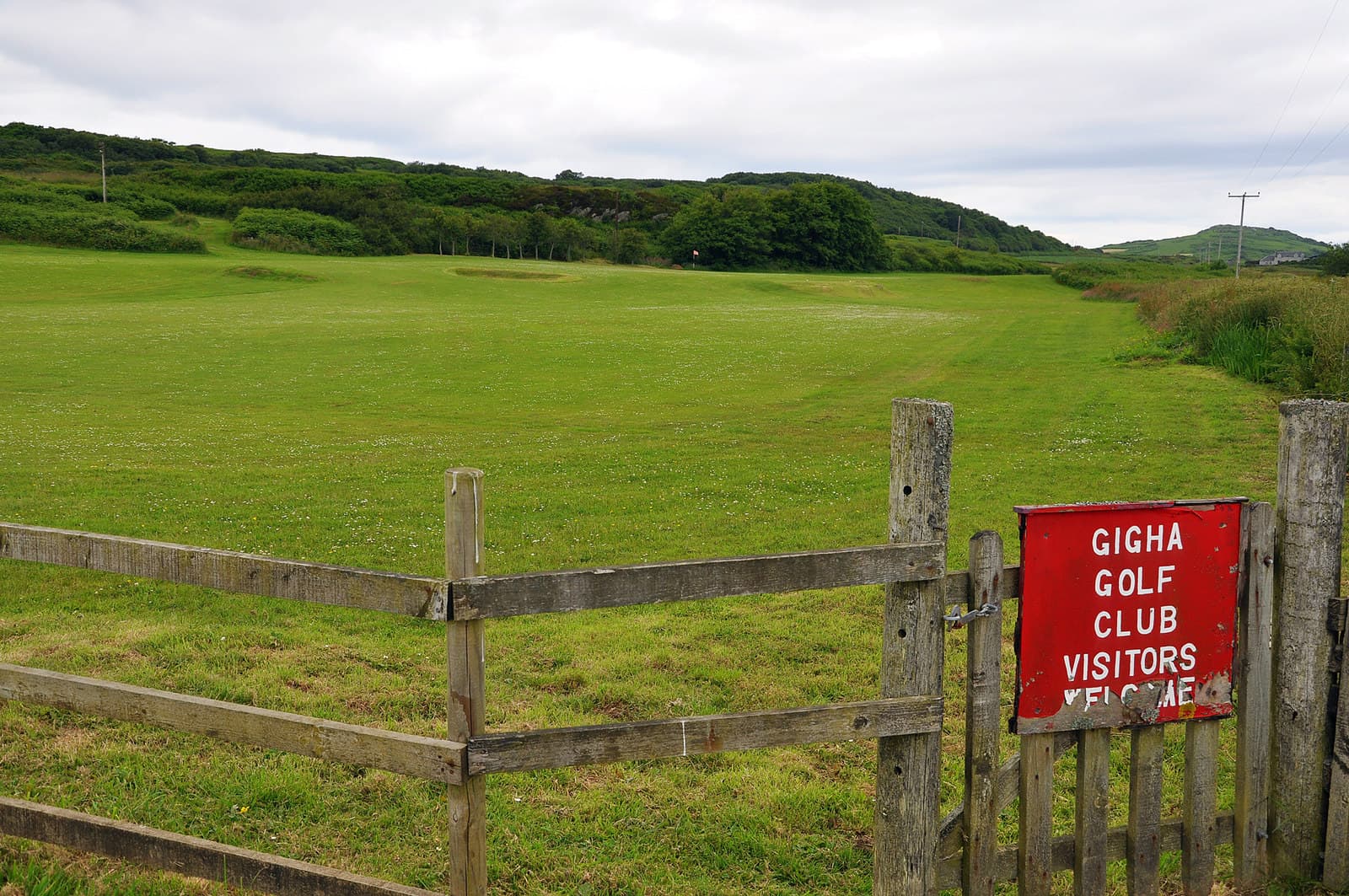 Visitors' welcome sign at Gigha Golf Club, Ardminish