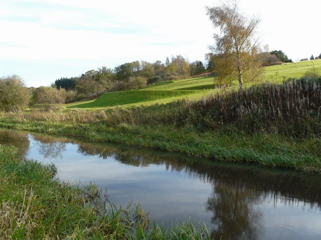 The 17th green at Linlithgow, above the Union Canal
